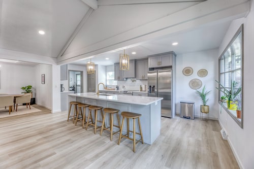 Luxury home, pet friendly, hot tub, concerts and restaurants!!