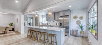 Luxury home, pet friendly, hot tub, concerts and restaurants!!