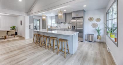 Luxury home, pet friendly, hot tub, concerts and restaurants!!