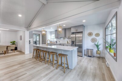 Luxury Fishers retreat/Hot Tub/Quiet/Great eats!