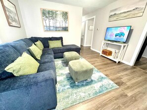 Una televisión, una oficina