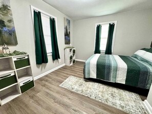 3 dormitorios, escritorio, tabla de planchar con plancha y wifi