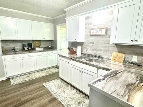 Fridge, microwave, oven, stovetop. Peaceful Soothing Greens 3 BR 1BA