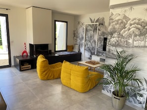 Smart TV, fireplace