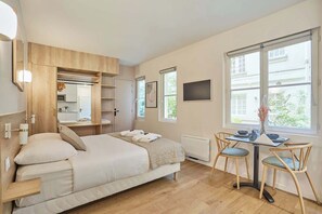 Fer et planche à repasser, lit de bébé portatif, Wi-Fi, literie fournie