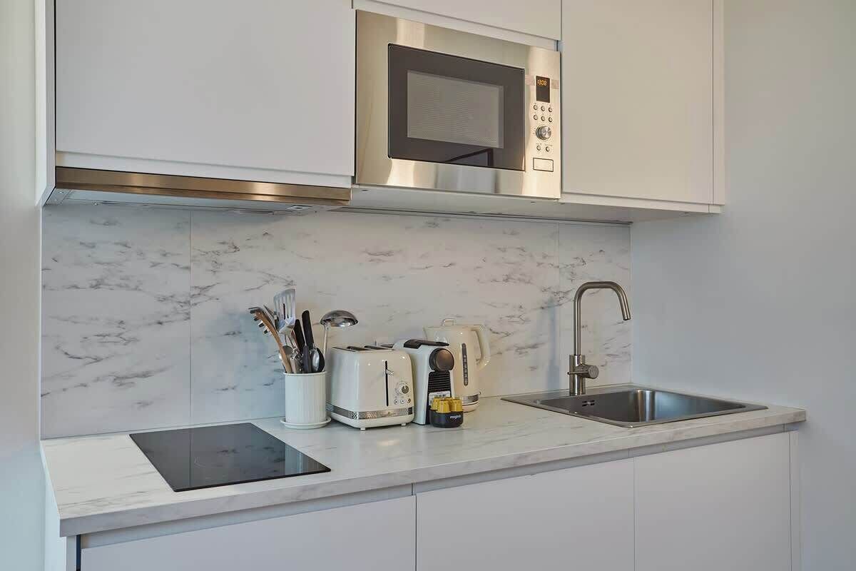 Refrigerador, microondas, placa de cocina, lavavajillas