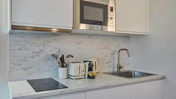 Refrigerador, microondas, placa de cocina, lavavajillas