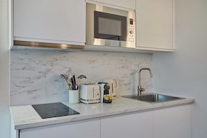 Réfrigérateur, micro-ondes, plaque de cuisson, lave-vaisselle