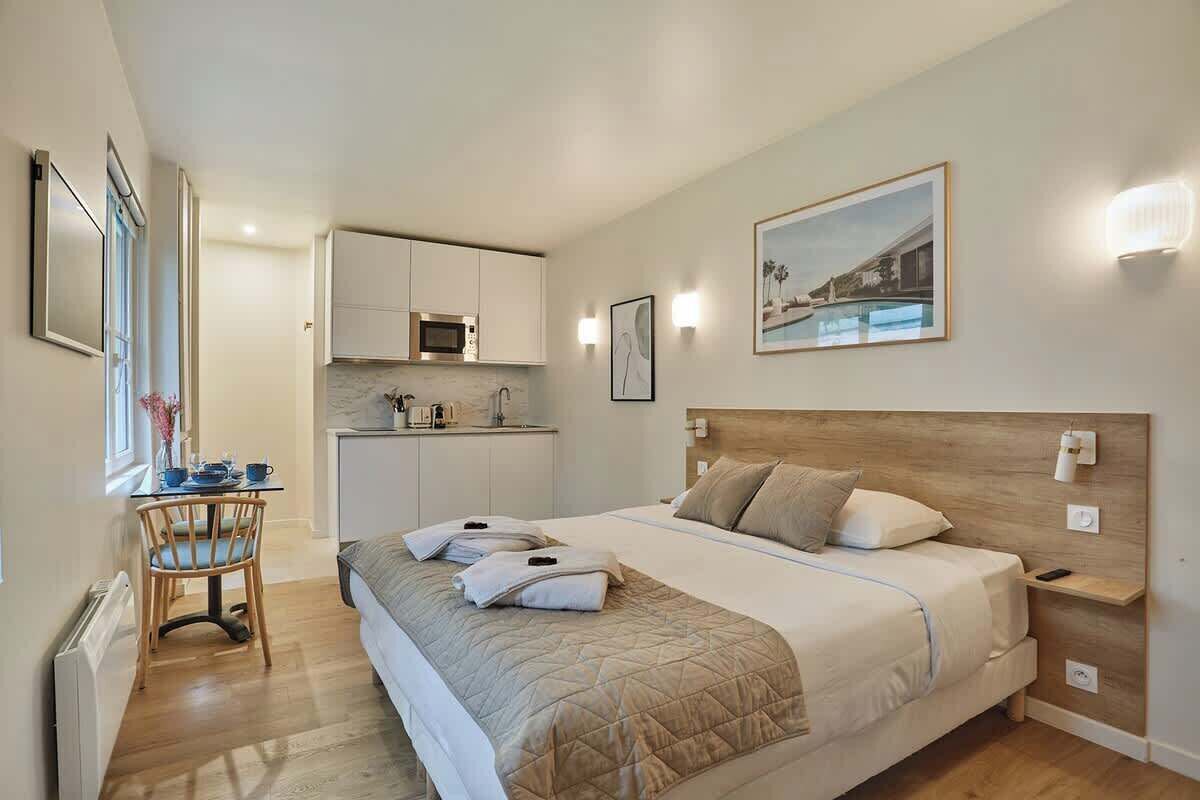 Iron/ironing board, travel cot, WiFi, bed sheets