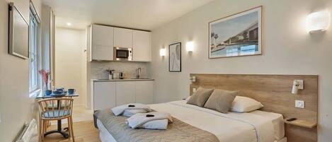 Iron/ironing board, travel cot, WiFi, bed sheets