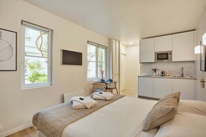 Iron/ironing board, travel cot, WiFi, bed sheets