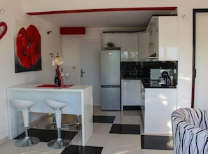 Appartement (Two Bedroom Apartment with Sea View a) | Cuisine privée | Réfrigérateur