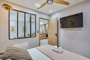 Iron/ironing board, travel crib, WiFi, bed sheets