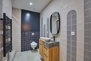 Shower, hair dryer, shampoo