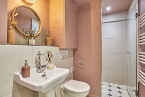 Shower, hair dryer, shampoo - Charming air-conditioned studio in the center of Paris (Paris)