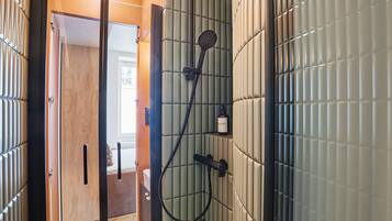 Dusche, Haartrockner, Handtücher, Shampoo