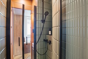 Shower, hair dryer, towels, shampoo