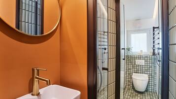 Shower, hair dryer, towels, shampoo