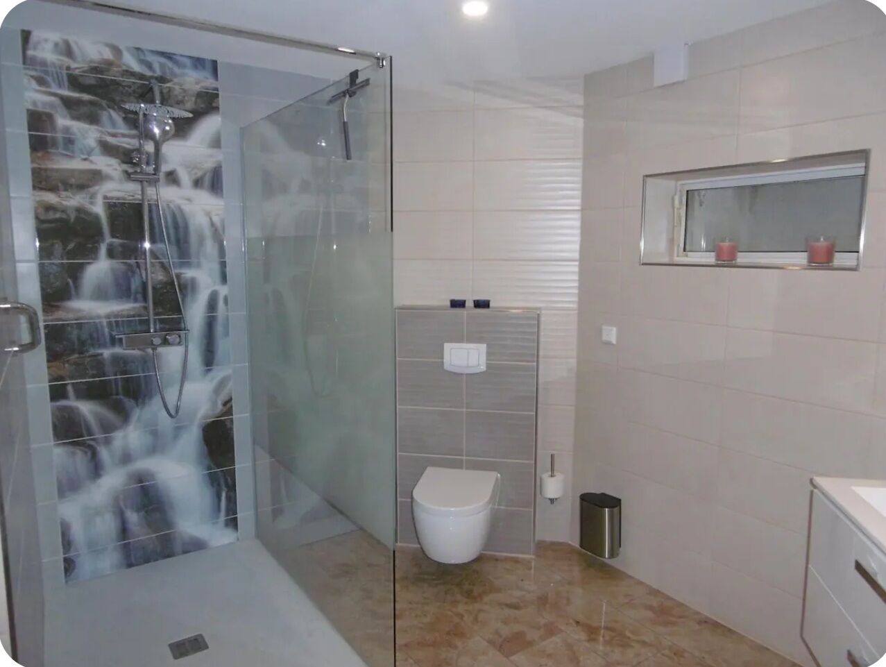 Doccia, asciugacapelli, asciugamani, sapone