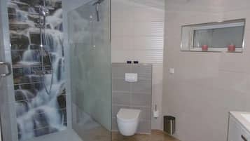 Doccia, asciugacapelli, asciugamani, sapone