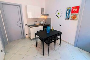 Kühlschrank, Ofen, Herdplatte, Wasserkocher mit Kaffee-/Teezubehör