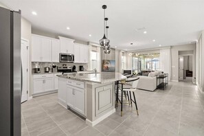 Fridge, microwave, oven, stovetop - 7 BD/ 6.5 BA/ Solara Resort (2317 SW) (Kissimmee)