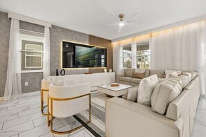 Una televisión, una mesa de tenis de mesa