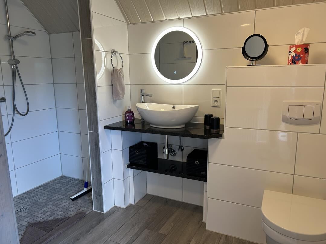 Douche, sèche-cheveux, serviettes fournies