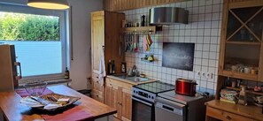 Køleskab, mikrobølgeovn, ovn, kogeplade
