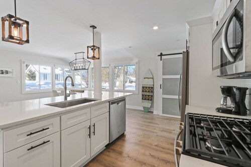 Charming 2-bedroom 1 full bath cottage in wonderful Fontana with AC, WiFi.