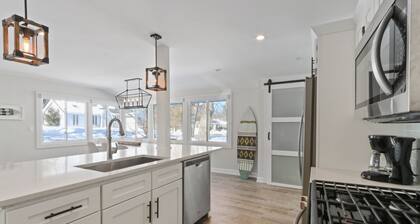 Charming 2-bedroom 1 full bath cottage in wonderful Fontana with AC, WiFi.