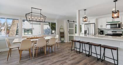 Charming 2-bedroom 1 full bath cottage in wonderful Fontana with AC, WiFi.