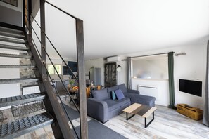 TV, caminetto, libri