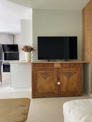 2 bedrooms, iron/ironing board, travel crib, free WiFi