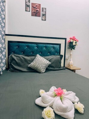 Deluxe Room | Desk, iron/ironing board, rollaway beds, free WiFi - Shree KB Guest House (Varanasi)