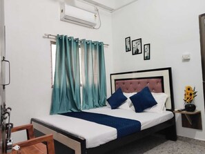 Desk, iron/ironing board, rollaway beds, free WiFi - Shree KB Guest House (Varanasi)