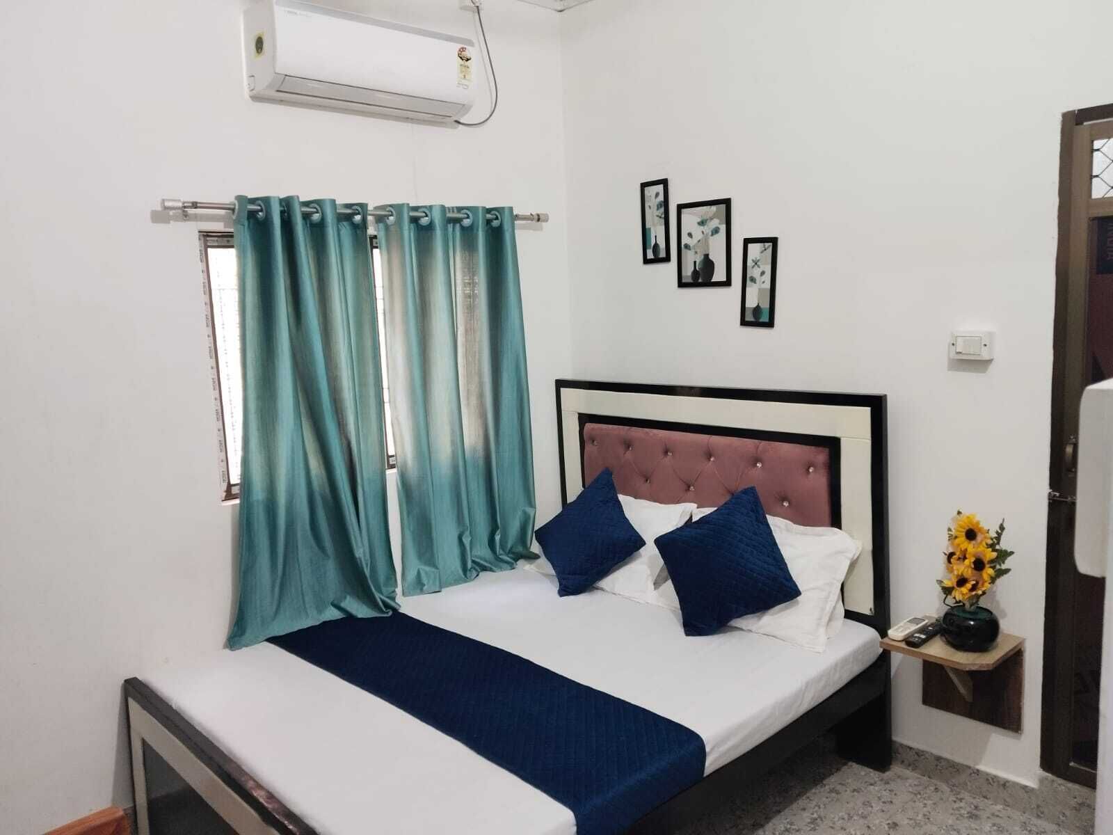 Desk, iron/ironing board, rollaway beds, free WiFi