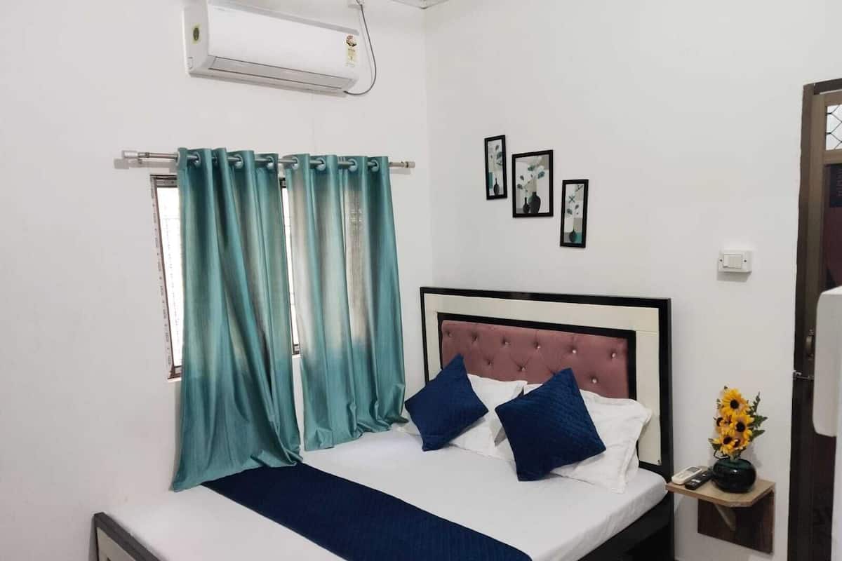 Bureau, fer et planche Ă repasser, lit dâappoint (supplĂ©ment)