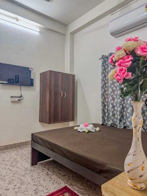 Deluxe Room | Desk, iron/ironing board, rollaway beds, free WiFi - Shree KB Guest House (Varanasi)