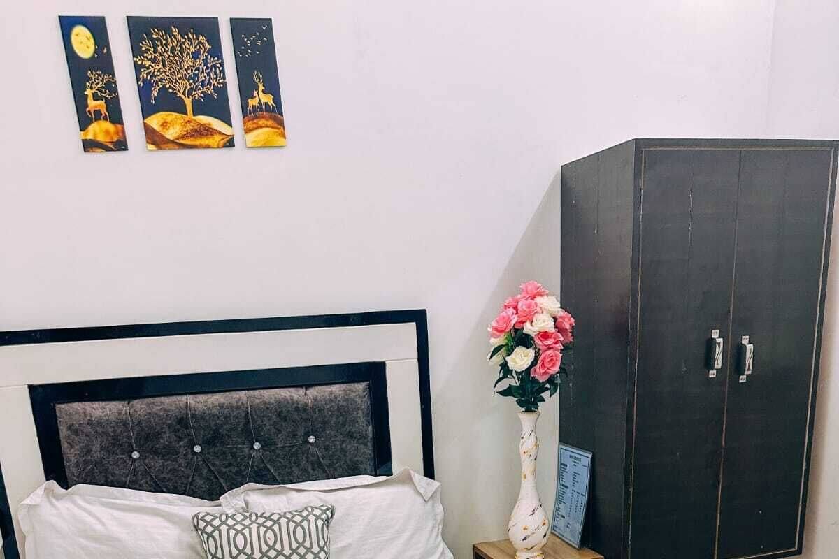 Chambre Deluxe | Bureau, fer et planche Ă repasser, lit dâappoint (supplĂ©ment)