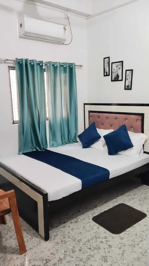 Desk, iron/ironing board, rollaway beds, free WiFi