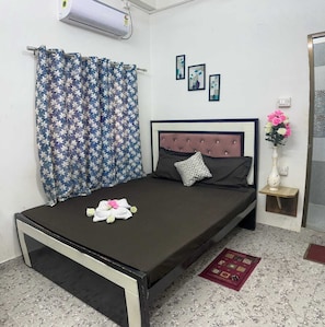 Deluxe Room | Desk, iron/ironing board, rollaway beds, free WiFi