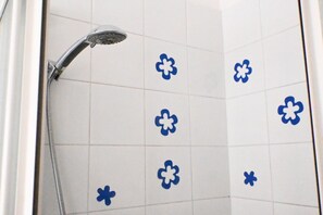 Douche, bidet, serviettes fournies
