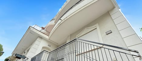 تفاصيل الفندق من الخارج