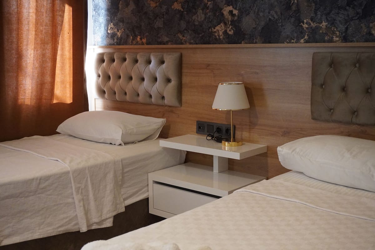 Habitación Deluxe con 1 cama doble o 2 individuales, balcón, vistas a la ciudad | Escritorio, espacio para trabajar con un portátil, wifi gratis