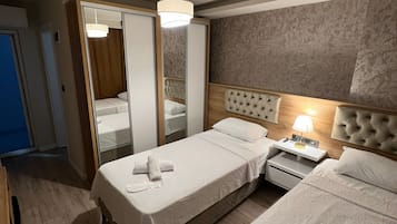 Eenvoudige Twin kamer | Een bureau, een laptopwerkplek, gratis wifi