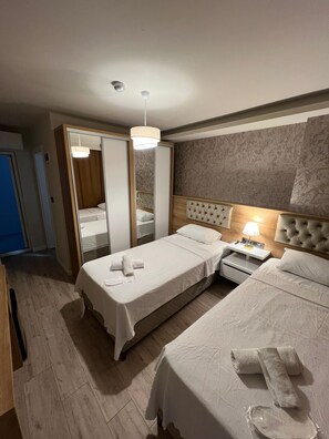 Kahden hengen perushuone (kaksi sänkyä) | Työpöytä, kannettavalle tietokoneelle sopiva työtila, ilmainen Wi-Fi