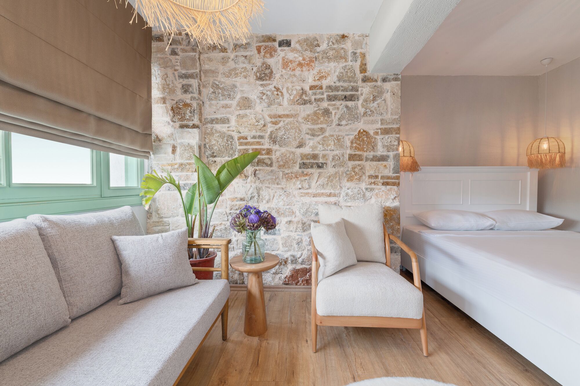 Jakuzili Suite Oda | Living area | 75-inch plasma TV with satellite channels