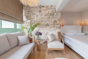 Jakuzili Suite Oda | Oppholdsområde | En 75-tommers plasma-TV med Parabol-TV