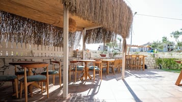 Desayuno con opciones de la cocina local incluido todos los días